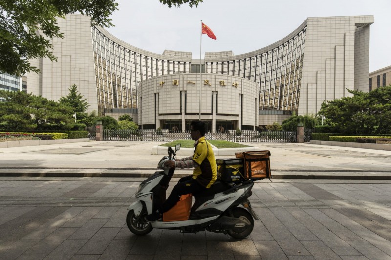 中國人民銀行今天宣布降準,將在9月16日全面下調金融機構存款準備金率0.5個百分點,約釋放人民幣9000億(約新台幣3.96兆元)長期資金。(彭博)