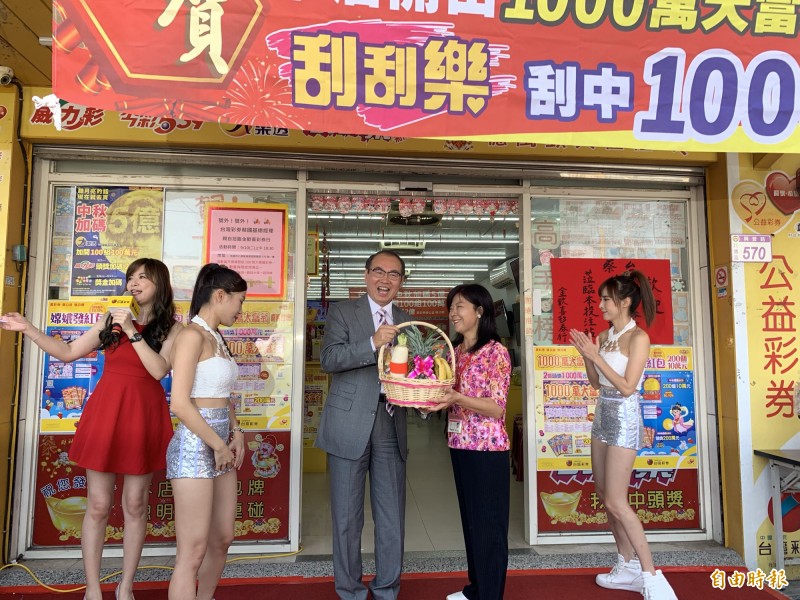 台灣彩券公司總經理蔡國基致贈「好彩頭」給店主陳小姐。（記者陳恩惠攝）