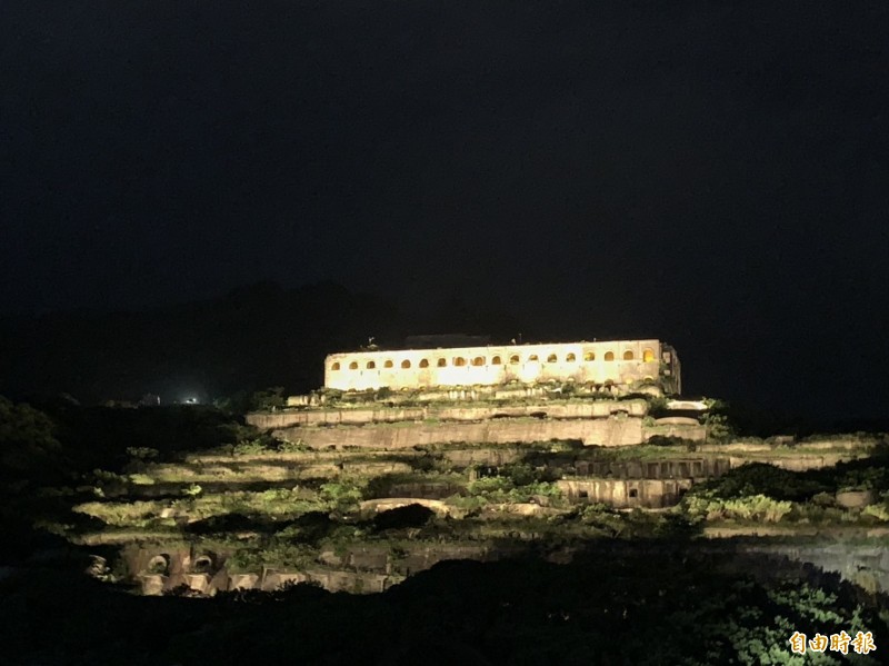 台電於中秋夜舉辦「點亮十三層遺址」點燈儀式，現場湧入上萬民眾參與。（記者林菁樺攝）