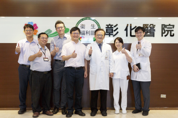 研發團隊把握與彰化醫院合作的機會，一次次溝通、修正，只盼能讓系統更貼近醫護需求，讓醫療機構也能感受智慧化的好處。圖左至右為彰化醫院主任陳敬瑜、 組長蕭國常、工研院電光系統所工程師李育賢、組長駱韋仲、彰化醫院院長謝文淮、副護理長賴宴珊、腎臟內科主任蔡旻叡。（圖片由工研院提供）