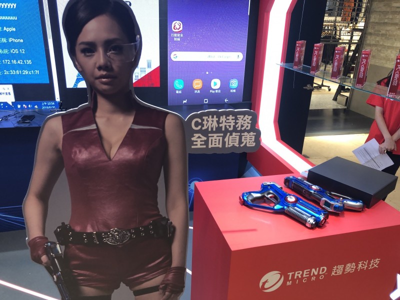 為了讓民眾對網路資安更有感，趨勢科技祭出「C琳特務防詐密室」快閃店，教大家如何辨別常見的釣魚伎倆。（記者陳炳宏攝）