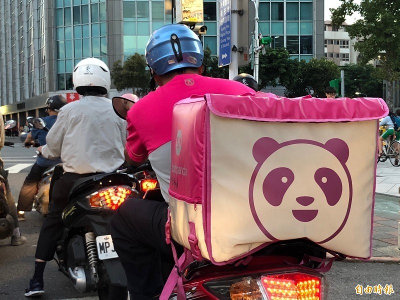 勞動部擬定「食物外送安全指引」，提出食物外送指派單、車況檢核表、高氣溫戶外作業危害防範措施檢核表，作為外送員出勤指引。（資料照）