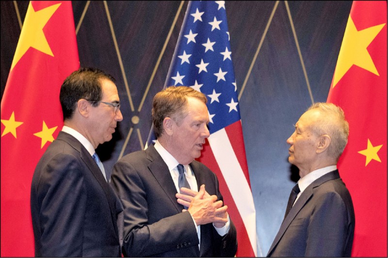 美中新一輪貿易談判將於華府舉行，中國代表團傳出可能縮短行程，副總理劉鶴也不頂著習近平「特使」身分參與談判，顯示中國對談判不再有期待。（美聯社資料照）