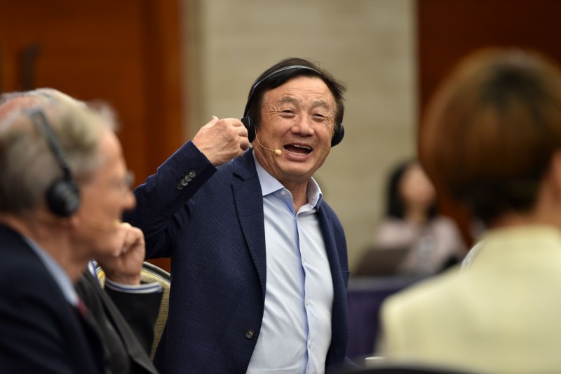 華為創辦人任正非(圖中)表示,華為在5G設備上,「已完全不需要美國零組件」。(法新社)
