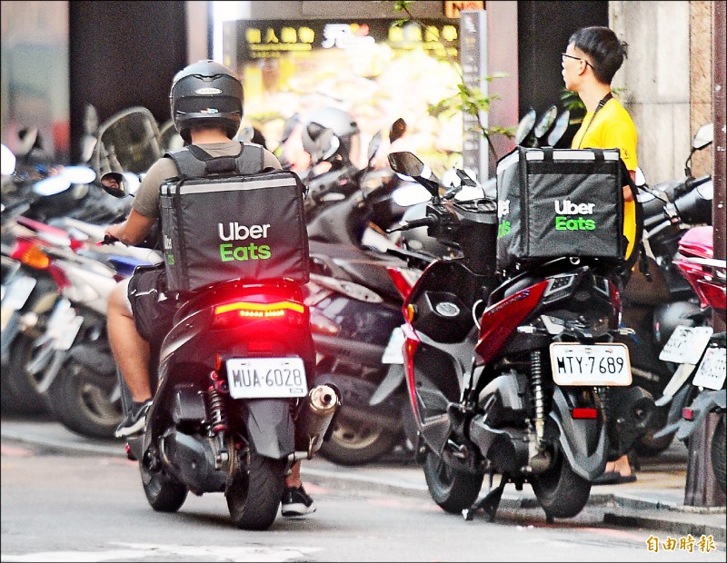 桃園發生一起美食外送員送餐途中車禍身亡案件，引發社會對此新興產業從業人員職業安全的關注。（記者王藝菘攝）