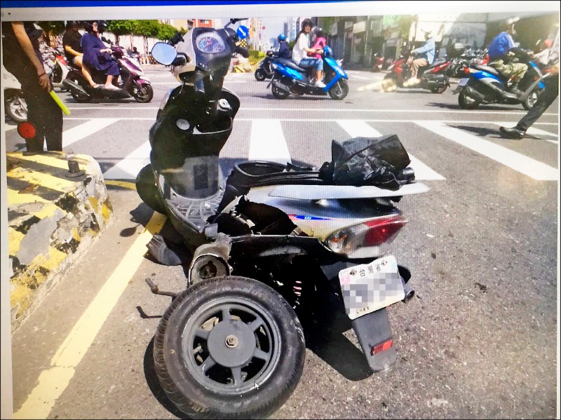 新北市新莊傳出客貨車駕駛闖紅燈,外送員連人帶車被撞飛。(記者吳仁捷翻攝)