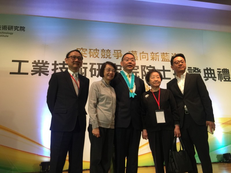 記憶體大廠華邦電董事長焦佑鈞獲選工研院新科院士，他的母親、太太靳蓉、弟弟焦佑倫等均難得一起現身。（記者洪友芳攝）