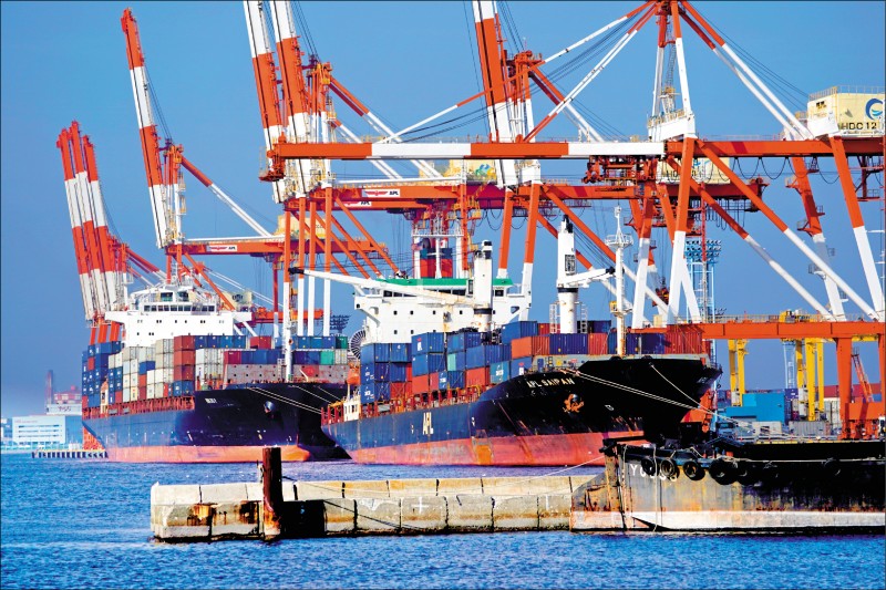 日本9月出口較去年同期下滑5.2%,是連續第10個月下滑。(彭博)
