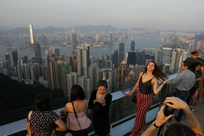 國際貨幣基金組織(IMF)今(23)發布《區域經濟展望》(Regional Economic Outlook)報告,預測香港的今年經濟成長可能僅0.3%,低於新加坡的0.5%和南韓的2%。圖為香港。(歐新社)