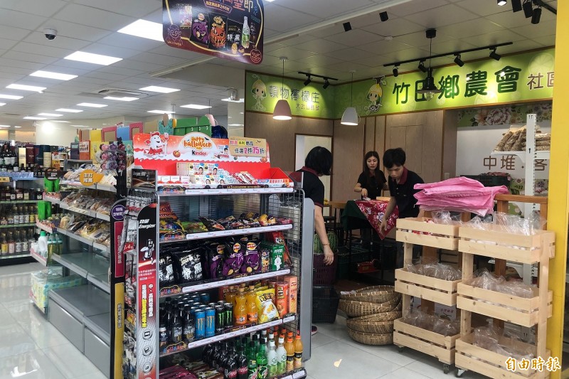 竹田鄉農會超市透過異業結盟，讓農會超市發揮更多可能性。（記者邱芷柔攝）