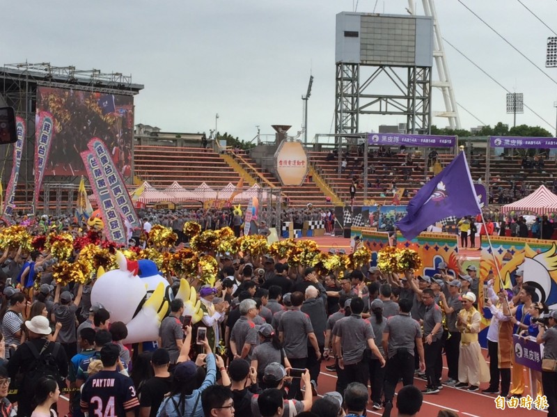 台積電今天在新竹縣體育館舉辦28屆運動會,當創辦人張忠謀與夫人張淑芬抵達時,員工熱烈歡迎,現場為之瘋狂。(記者洪友芳攝)