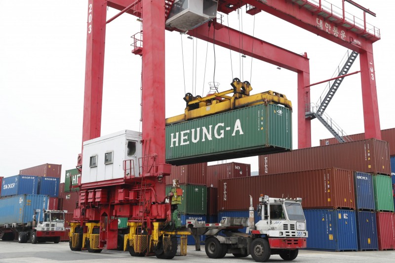 受到美中貿易戰和全球半導體市場疲軟的影響，南韓出口持續下跌。（歐新社） 