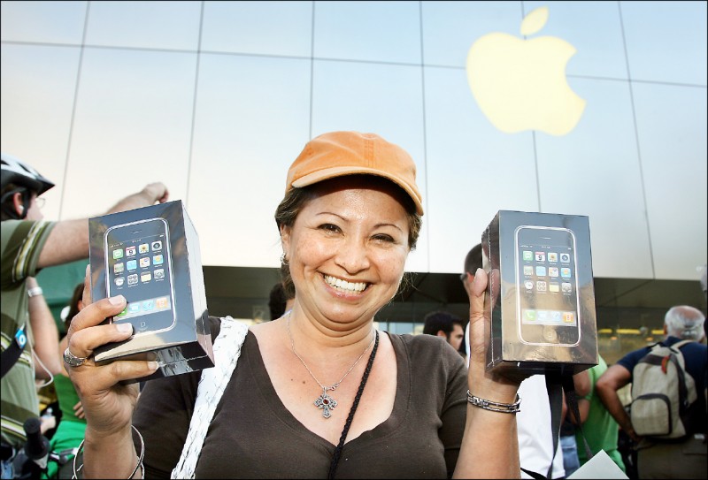 iPhone智慧型手機問世，讓消費通訊方式及產業產生天翻地覆的改變。（法新社）