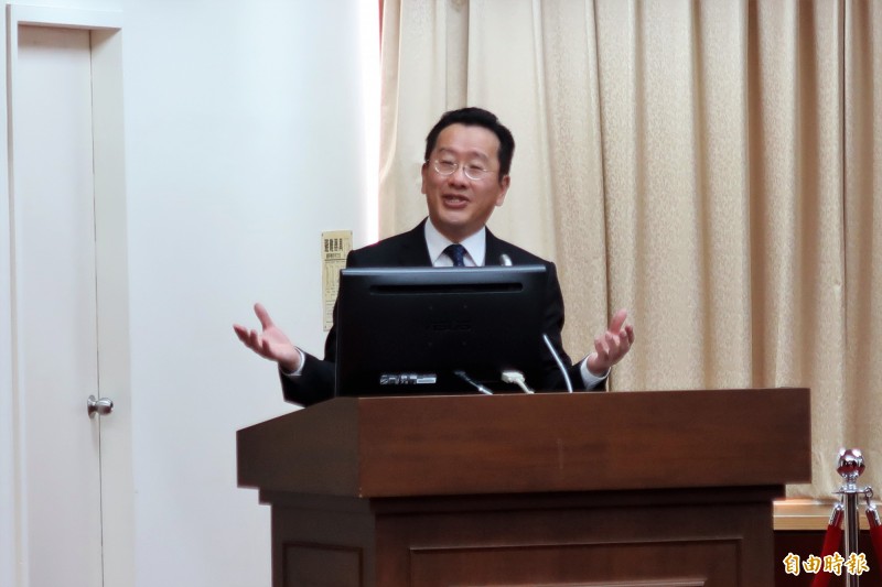 金管會主委顧立雄強調，各國股市都有不同規定，對於放寬漲跌幅及延長交易時間，持保留態度。（記者王孟倫攝）