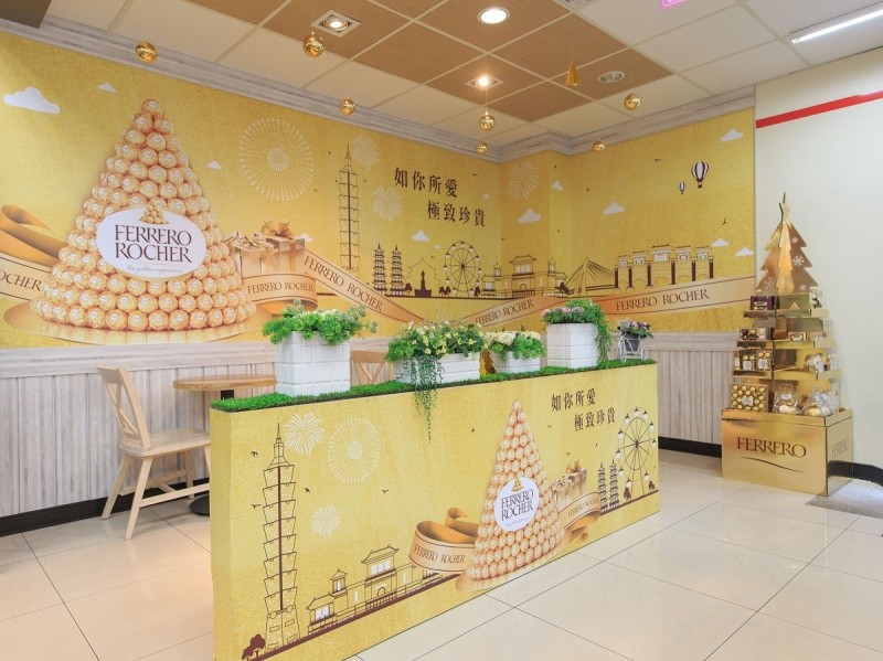 7-ELEVEN並與金莎及品客共同策畫,選在台北市上班族及年輕族群匯集的東暉及國館門市,打造出獨一無二的聖誕主題店,預估將帶動單店來客成長1~2成。(圖由統一超商提供)