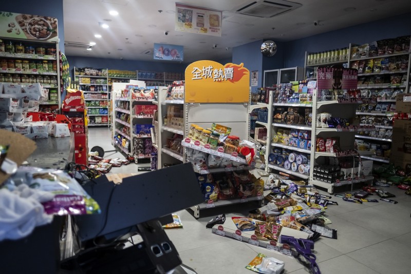優品360商店遭破壞。（彭博）