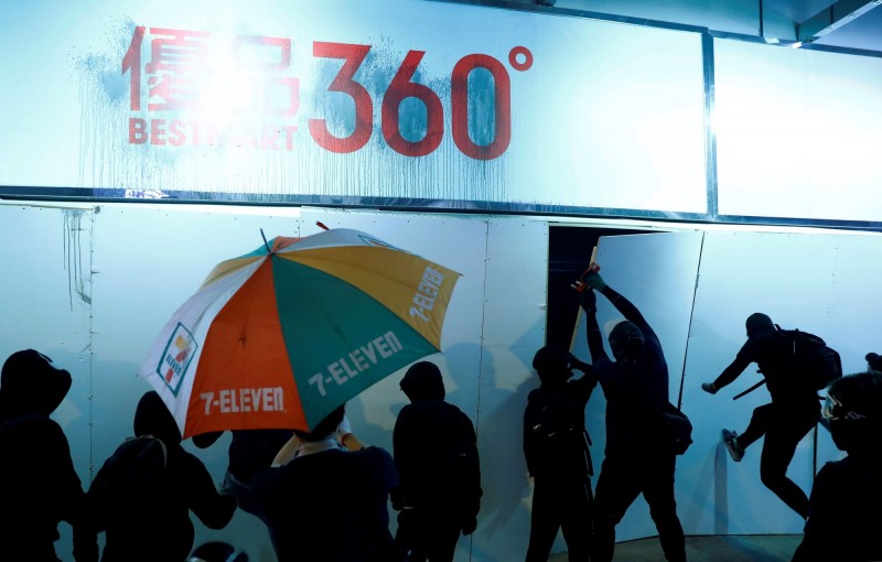 示威者破壞優品360商店。（路透）