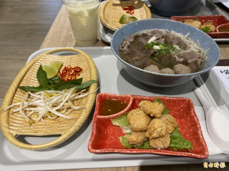 因應台灣消費者多元化需求，豆府和合作夥伴經過研發，台灣開設的「飛機河粉」不只導入傳統河粉，還有酸辣和咖哩湯頭，並針對不吃牛肉的消費者推出雞肉河粉。（記者楊雅民攝）