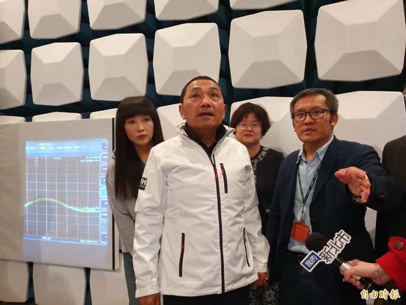 侯友宜在業者帶領下參訪室內檢測的儀器。（記者邱書昱攝）