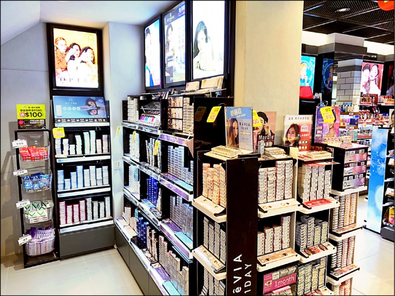 台灣隱形眼鏡販售通路多,不少日本品牌由台廠代工。精華光學表示,日本前20大隱形眼鏡品牌廠商,有一半的產品是由精華代工。(資料照)