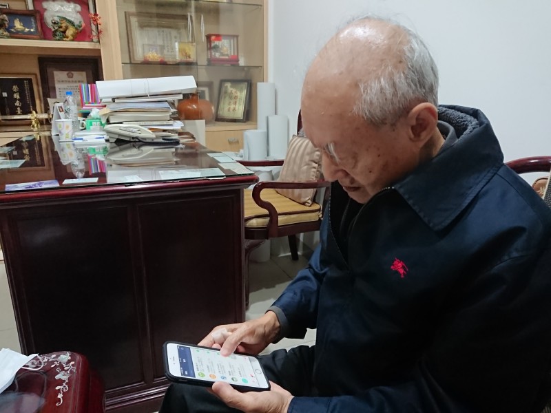 蘇姿豐的大伯父蘇宗基年高8旬，仍是眼力很好，平日滑手機與2弟蘇春槐保持聯絡，兄弟情深台灣心。（記者洪瑞琴攝）
