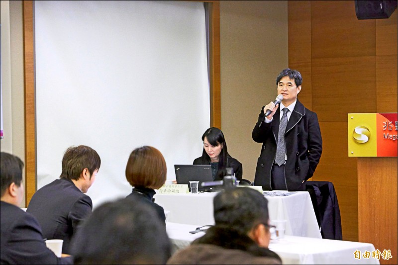 文曄董事長鄭文宗（持麥克風者）。（資料照，記者洪友芳攝）