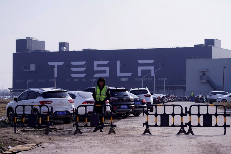 彭博報導,特斯拉正在考慮上海廠製造的Model 3電動轎車明年降價,降幅可達20%或以上;此舉可能迫使中國電動車競爭對手承壓。(路透)