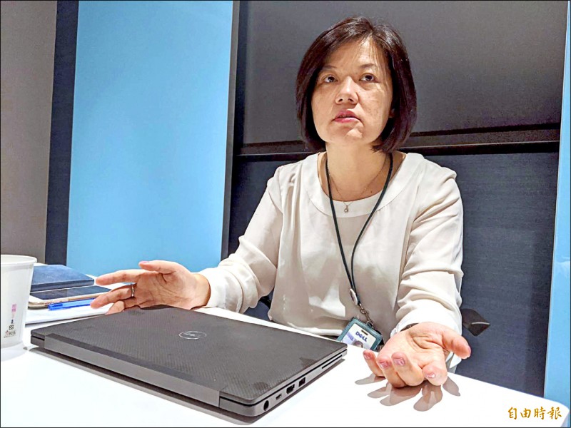 吳萱萱對研發電腦有一股熱忱，也有講不完的設計理念。（記者陳炳宏攝）