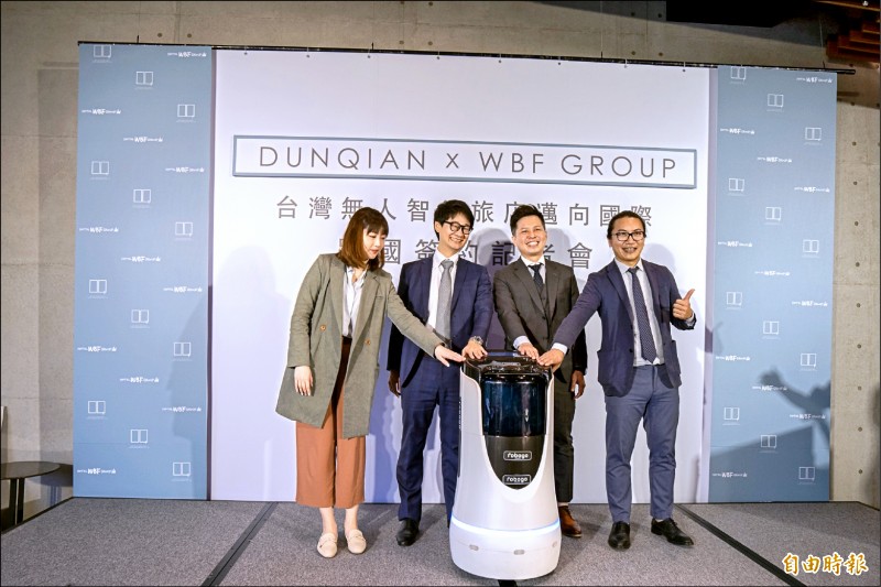 敦謙智能與日商WBF昨舉行合作簽約記者會，右起敦謙國際酒店董事長葉維迪、創辦人吳秉庭、WBF集團社長近藤雅。（記者陳炳宏攝）