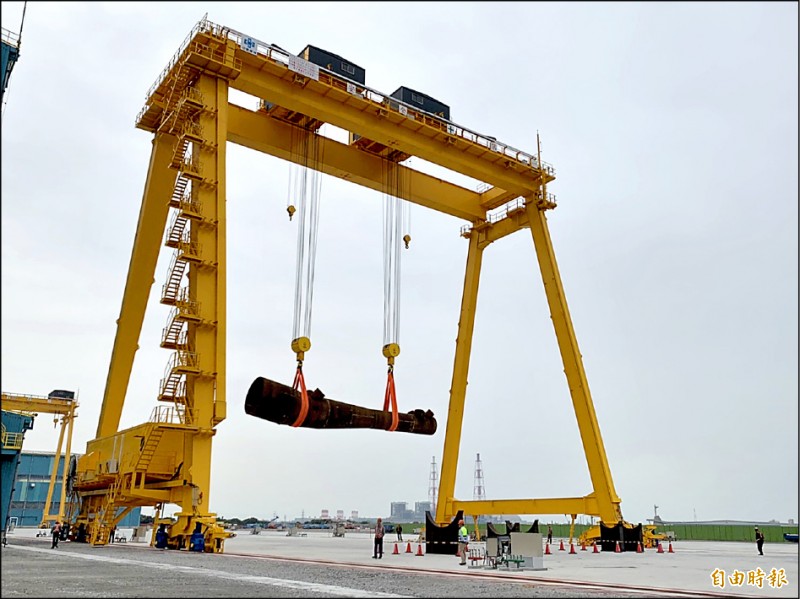 中鋼旗下興達海基昨舉行廠房竣工典禮，左圖為3千噸的大型天車吊掛定位。（記者林菁樺攝）