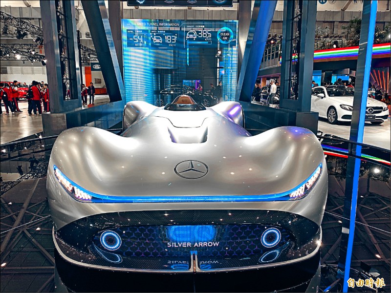 台灣賓士(M. Benz)特地將Vision EQ Silver Arrow 和Concept EQA兩款智能概念車從德國空運來台, EQ首部量產車款EQC純電動車並開放線上預購。(記者楊雅民攝)