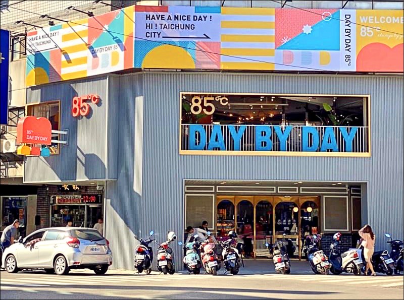 85ºC次品牌「85度C DAY BY DAY」，改走韓系咖啡廳風格，已成為台中IG網紅打卡熱門景點。（美食-KY提供）