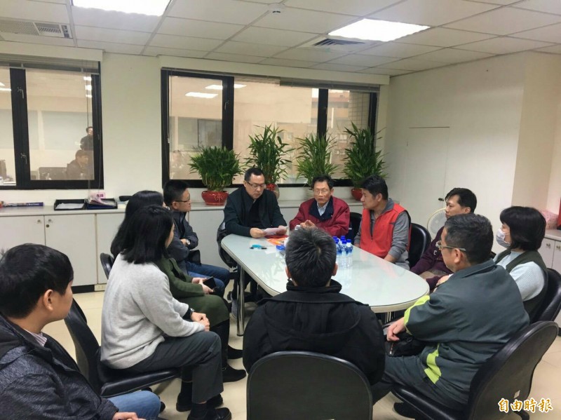 華映企業工會理事長率員拜會市府勞動局，由勞動局長陳靜航（中，黑衣者）接待。（記者陳恩惠攝）