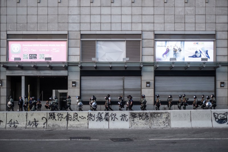 香港反送中抗爭衝擊高端消費明顯;圖為12月1日的香港Sogo百貨。(彭博)