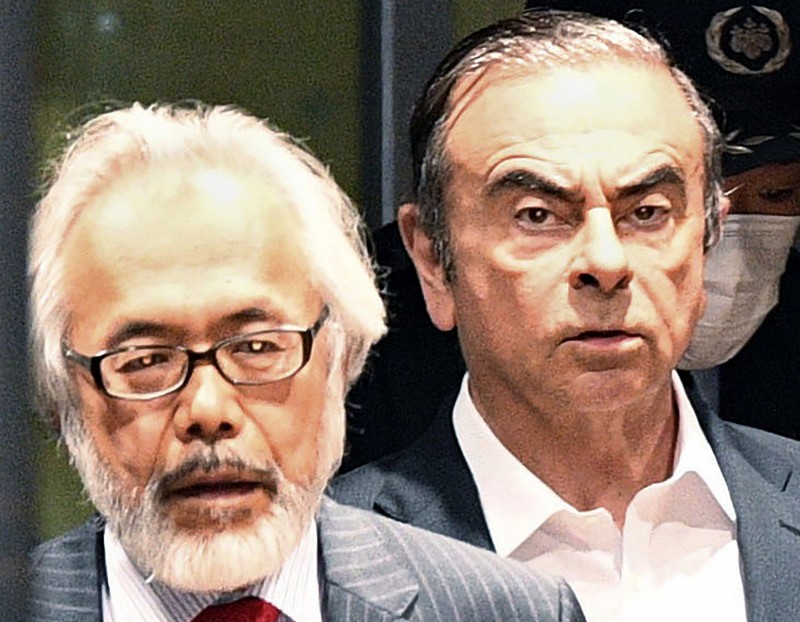 日產前董座高恩(Carlos Ghosn)與他的律師高野隆(Takashi Takano)。(美聯社)