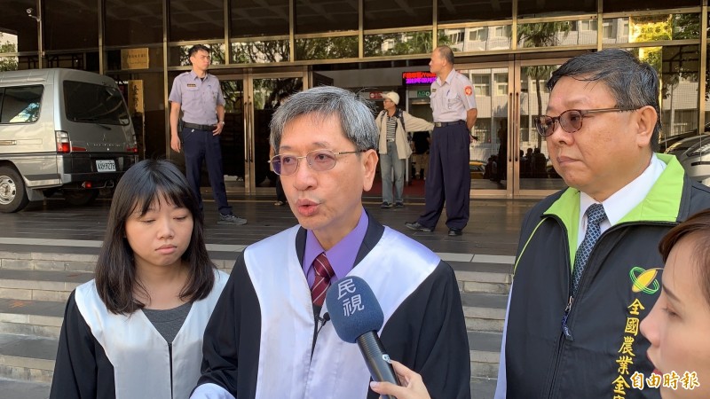 律師林永頌(中)與全國農業金庫至北檢控告70名網友散布謠言。全國農業金庫董事長吳明敏發布聲明指出,相關不實流言已使去年農業金庫收受到的信用部轉存款減少123億元,提告是為了穩定農業金融,無涉反滲透法。(資料照,記者黃捷攝)