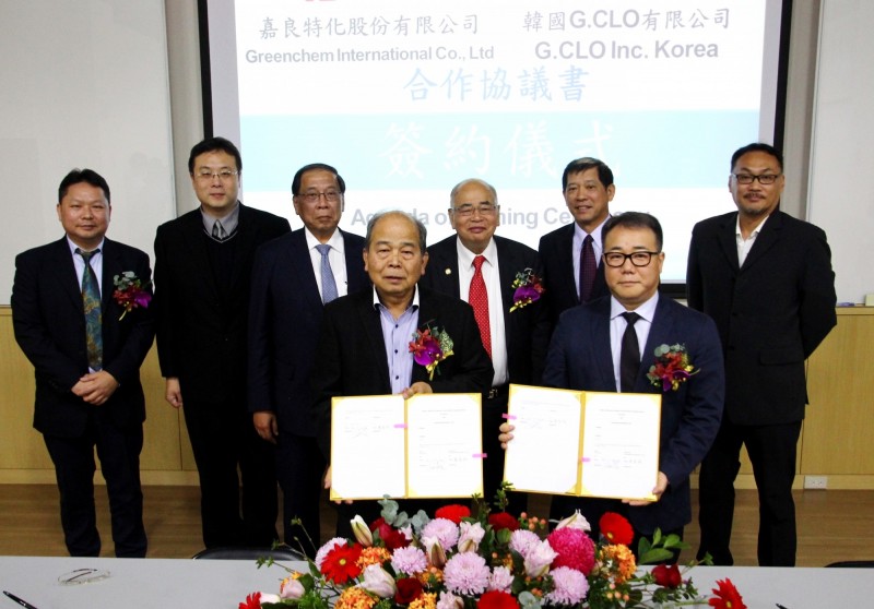 南良集團旗下的嘉良特化公司與韓國G.CLO公司簽約結盟。（記者林宜樟攝）