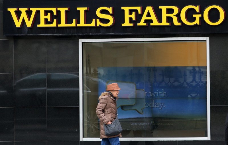 美國富國銀行(Wells Fargo)因當前的低利環境,加上身陷多項醜聞而遭當局開出高達數十億美元的罰款,其去年第4季業績顯示,該銀行淨收入從前年同期的57.1億美元(約新台幣1722億元),降至25.5億美元(約新台幣769億元),跌幅達55%。(歐新社)