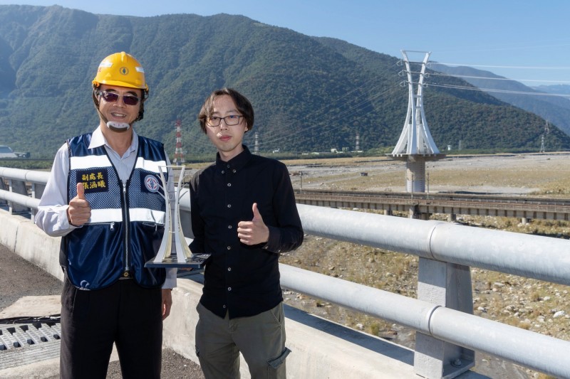 設計師蔡可育（右）與北區施工處副處長張涵曦（左）。（台電提供）