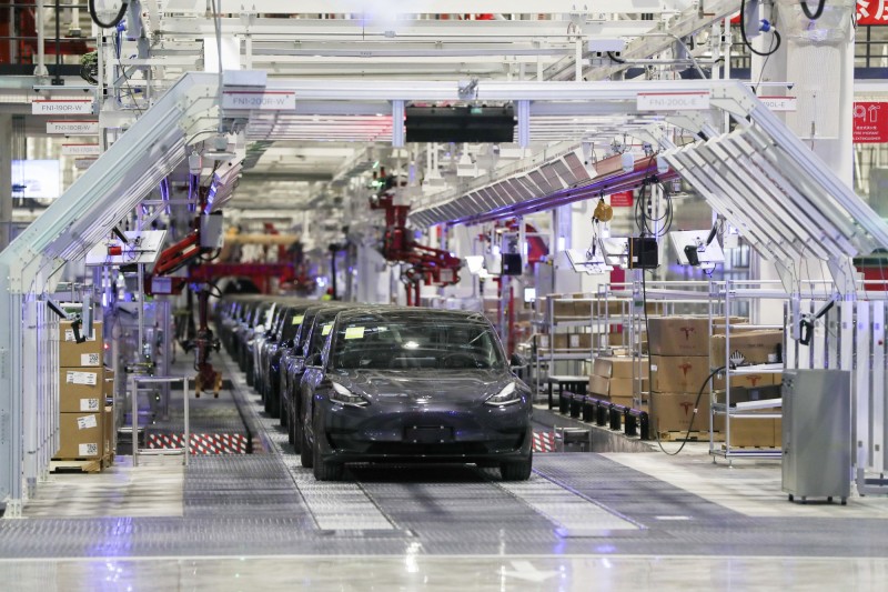 據數據分析公司LMC Automotive,去年全球主要市場的汽車銷售量降至9030萬輛,和2018年的9440萬輛相比,跌幅約超過4%,且遠低於2017年創紀錄的9520萬輛。圖為電動車廠特斯拉(Tesla)上海廠。(美聯社)