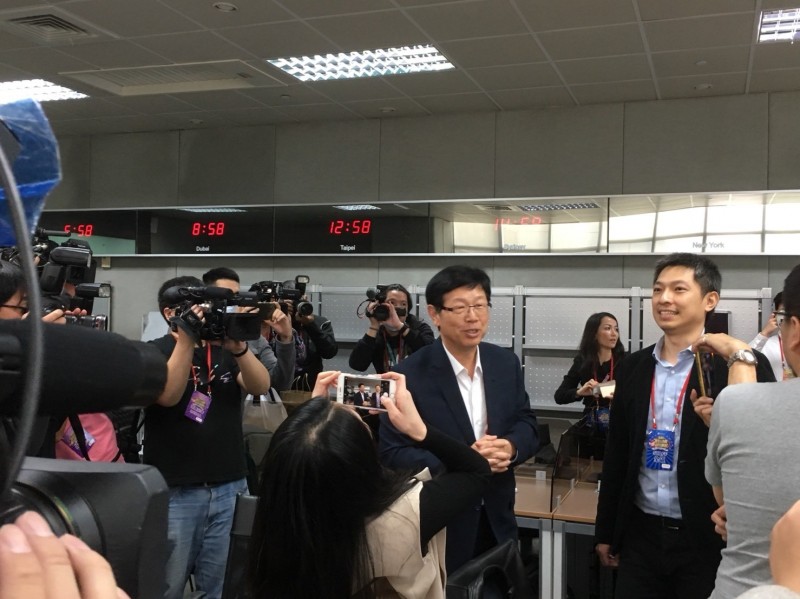鴻海董事長劉揚偉，到媒體中心跟媒體拜早年。（記者陳柔蓁攝）