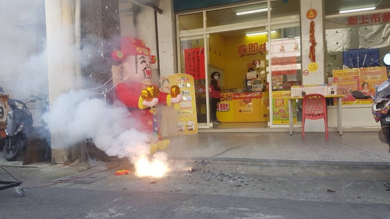 嘉義市光華路「買即中彩券行」在春節期間3天內刮出2個100萬元獎金，店家樂得放鞭炮慶祝。（記者丁偉杰攝）