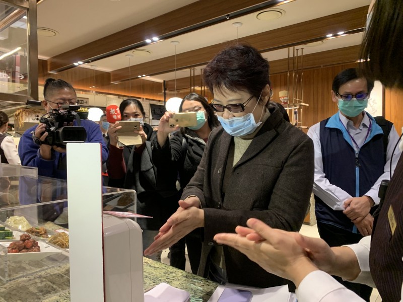 新任台北市勞動局長陳信瑜今天才正式上工，立刻率隊到信義區百貨美食街勞檢，了解防疫情形。（記者沈佩瑤攝）