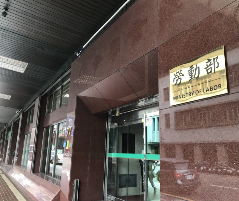 勞動部緊急改口「因應嚴重特殊傳染性肺炎（武漢肺炎）職場安全衛生防護措施指引」中的強制提供口罩對象。（記者李雅雯攝）