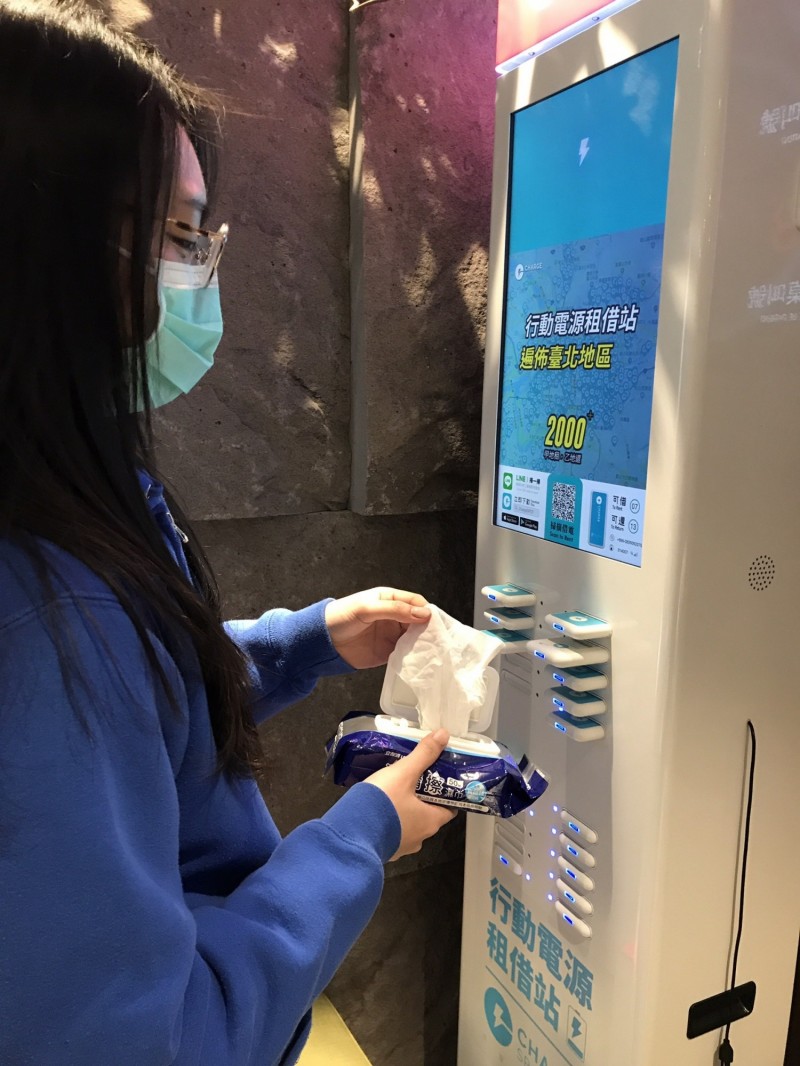武漢疫情擴大，ChargeSPOT行動電源租借站也每日出動專員進行消毒。（ChargeSPOT提供）