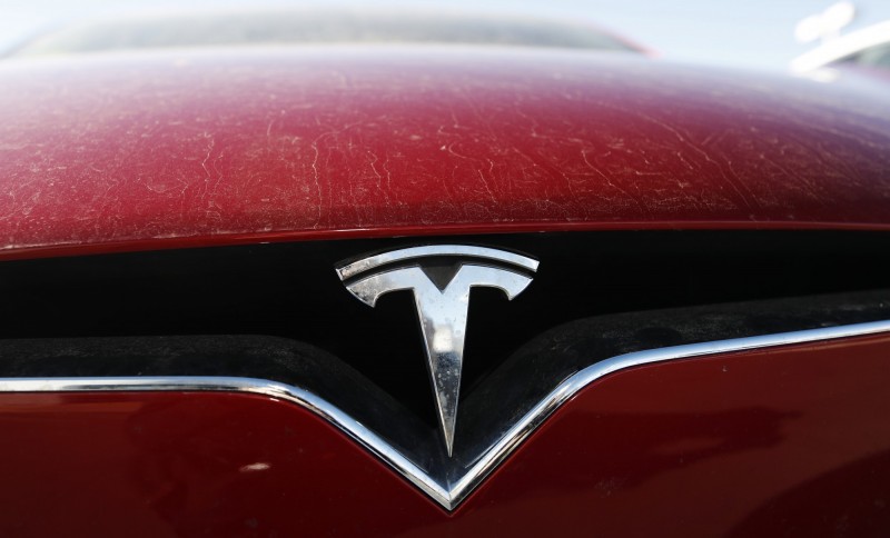電動車廠特斯拉(Tesla)日前暴漲暴跌,遭專家指為「全球最危險股票之一」,但特斯拉最新宣布,該公司將行20億美元普通股,外界猜測,特斯拉可能希望藉其進入今年以來股價大漲的趨勢,向公眾出售更多股票以籌集資金。(美聯社)
