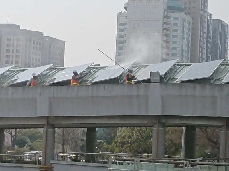 市府屋頂太陽光電板清洗。（記者洪瑞琴攝）