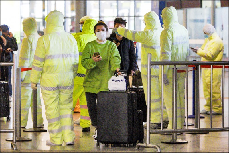 武漢肺炎疫情重創全球經濟，全球大經濟體開始使用財政刺激來「抗疫」。圖為2月9日中國上海市火車站出口檢疫畫面。（法新社）