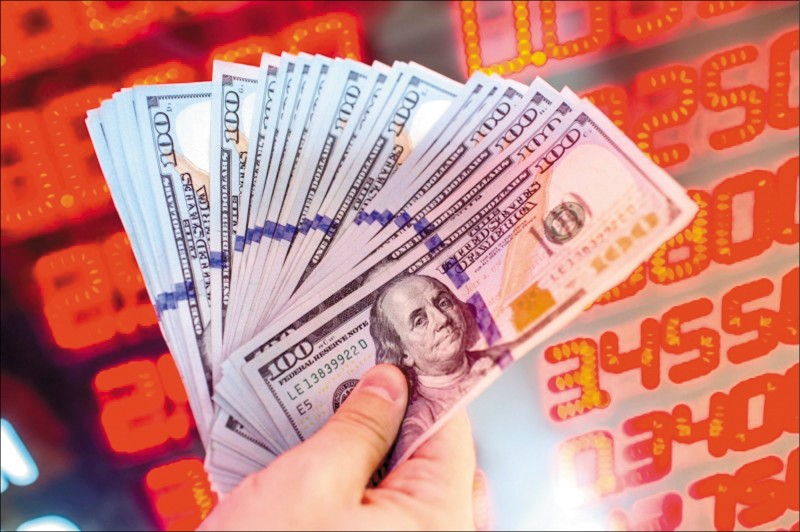 受武漢肺炎疫情影響,國際油價持續走低,投資人「賣金救股」也使得黃金期貨重挫,美元獨強。(法新社檔案照)
