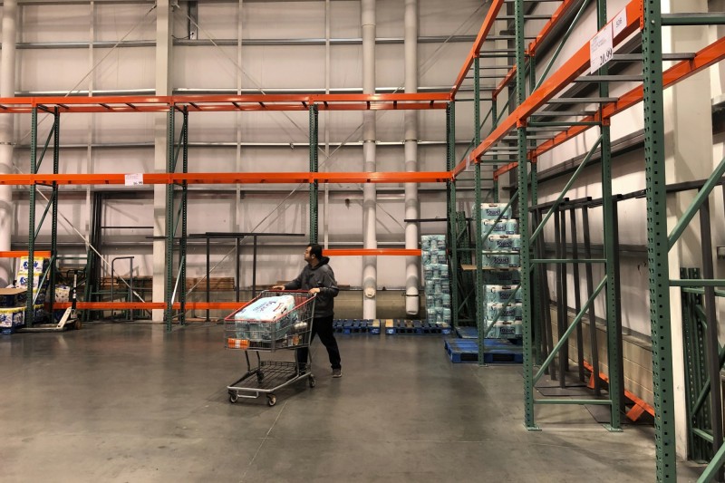 Costco紙巾及衛生紙被大量搶購，架上已所剩不多。圖為紐澤西州Teterboro的Costco店。（美聯社）